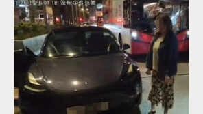 홍콩 도로서 차 가로막고 흉기 휘두른 러시아 여성 체포(영상)