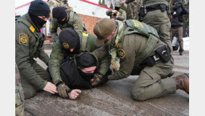 ‘ICE 반발 시위’ 번지는데, 美정부 “요원 수백명 추가 파견”