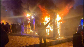 이란 시위 사태 2주 “거리엔 피 가득”… 트럼프 “곧 강력한 선택”