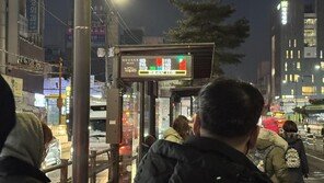“웬일이야, 다 차고지래”…서울 버스 파업에 한파 출근길 ‘발 동동’
