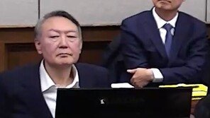 결심 공판 출석한 尹, 묵묵히 모니터에 집중…변호인 “재판 지연 안해”