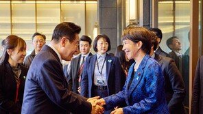 다카이치, 李 숙소 앞 ‘깜짝 영접’…靑 “호텔 영접서 총리 영접으로 격상”