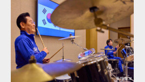 드럼 합주 이벤트 선사한 다카이치…李 “평생 로망 이뤘다”