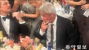 숀 펜, 골든글로브 시상식서 실내 흡연…美서도 논란