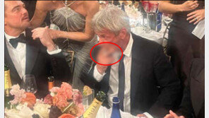 숀 펜, 골든글로브 시상식서 실내 흡연…美서도 논란