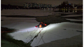 “빨리 가려고”…꽁꽁 언 저수지 건너다 물에 빠진 50대, 극적 구조