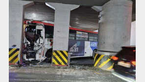 수원 지하차도 달리던 광역버스 미끄러져 기둥 ‘쾅’…승객 9명 부상