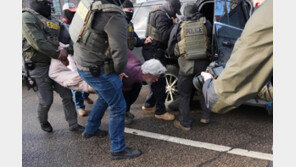 美 ICE 총격 사건, 피해자 조사하라는 법무부 압력에 검사들 줄사퇴