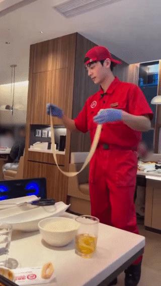 ‘차은우 군대간거 아닌가?’…‘훠궈집 차은우’ SNS서 난리