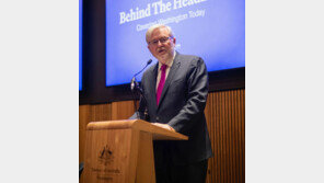 “동네 바보” 트럼프 비판했던 美 호주대사… 트럼프에 면박 당하고 1년 일찍 ‘집으로’[지금, 이 사람]