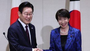 中, 다카이치 ‘90도 인사‘에 “지나치게 과장”…한일 정상 친밀감 연출 경계