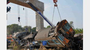 태국 고속철 공사장서 크레인 추락해 열차 덮쳐… 최소 32명 사망