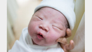 탯줄 자르려다 손가락 잘랐다…중국 병원 황당 사고