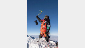  파라점퍼스, 양다리 의족 산악인 하리 부다 마가르의 ‘세븐 서밋’ 완등 여정 동행