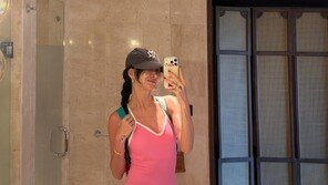 ‘엄태웅♥’ 윤혜진, 탄탄 몸매 수영복 자태…완벽한 각선미