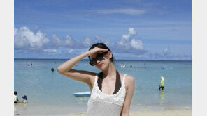 아이브 안유진, 귀여움 돋보이는 수영복 자태…반전 볼륨감까지