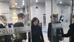 ‘강선우 1억’ 김경 시의원 16시간40분만 2차 조사 종료