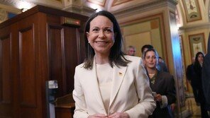 마차도, 트럼프에 노벨평화상 ‘진품’ 건넸다…”조지 워싱턴의 후계자”