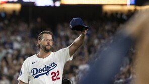 ‘현역 은퇴’ 커쇼, 미국 대표로 WBC 출전…오타니와 맞대결 성사되나