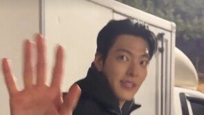 ‘신민아♥’ 김우빈, 신혼여행 후 첫 근황…“수고했어요”