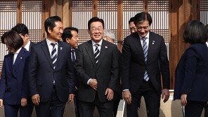 李, 여야 지도부 오찬서 “파란색만 비치면 빨간색 섭섭…국민통합 도와달라”