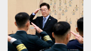 李, 3성 진급 장군들에게 “다시 신뢰받는 軍 될 수 있게 최선 다해달라”