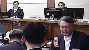 尹, 체포방해 “징역 5년” 선고에 굳은 표정…입술 깨물기도