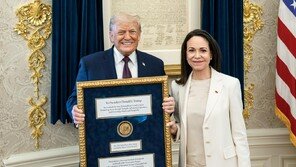 마차도, 노벨상 메달을 트럼프에 선물…‘환심 사기’ 총력