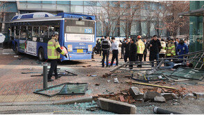 시내버스, 승용차 추돌후 보행자에 돌진… 13명 부상