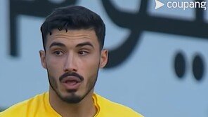 ”세상에 이런 일이…“ 키퍼 세리머니 하는 사이 골문 안으로