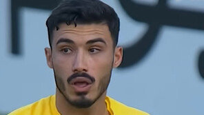 “세상에 이런 일이…” 키퍼 세리머니 하는 사이 골문 안으로