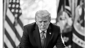 트럼프, 소셜미디어에 자신 사진 올리며 “관세 왕”