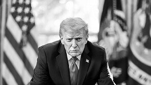 ‘관세왕’ 사진 올린 트럼프, 2차대전 동맹에도 관세 퍼부어