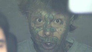 日 편의점서 난동 부린 ‘얼굴 뱀 문신’ 50대男…중죄 적용