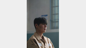 ‘천재적 의술’ 연쇄살인범, 모든 불치병 치료…려운 싸늘 변신 (블러디 플라워)