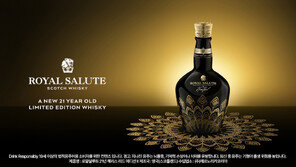 위스키, 패션과 만나다… ‘로얄살루트 21년 해리스 리드 에디션 2’ 출시