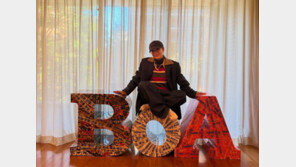 SM 떠난 보아, ‘반품’ 스티커 붙인 이름 조형물…직접 만들었다