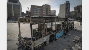 이란 거리서 시위대 사라져…군인들 “나오면 쏜다” 위협