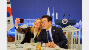 李-멜로니 伊총리 정상회담, 셀카로 연출한 청와대 ‘밀착 외교’