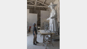 ‘바티칸 사자보이즈’ 김대건 신부 성상 제작기 들여다보다