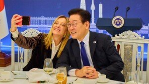 삼성폰 셀카 찍은 李-멜로니 “AI-항공우주-반도체 협력 강화”