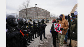 美국토, 미네소타 강경진압 비판에 “시위대 탓”