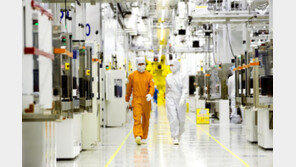 ① 美공장 고비용에 인력난… TSMC도 숙련공 대만서 데려가