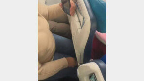 “닭장 좌석에 다리도 못 펴”…승객 불만 쏟아진 캐나다 항공사 결국