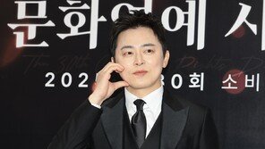 ‘거미♥’ 조정석 “당분간 육아”…둘째 출산에 유튜브 휴식