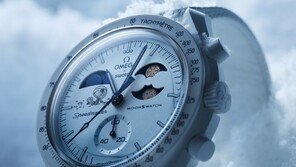 ‘스위스 겨울감성 한국에 전한다’… 스와치, 오메가 협업 문스와치 신제품 공개