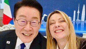 멜로니 伊총리, 선물받은 삼성폰 셀카 SNS에 공개