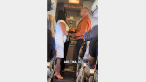 하늘 위에서 ‘깜짝 결혼식’…승객 136명, 졸지에 하객 됐다