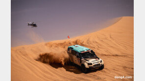 ‘목숨 건 사막의 자동차 경주’… 랜드로버 디펜더팀, 다카르랠리 첫 도전서 1·2위 석권