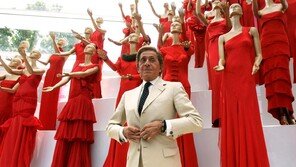 ‘발렌티노 레드’ 헵번-테일러도 사랑한 거장